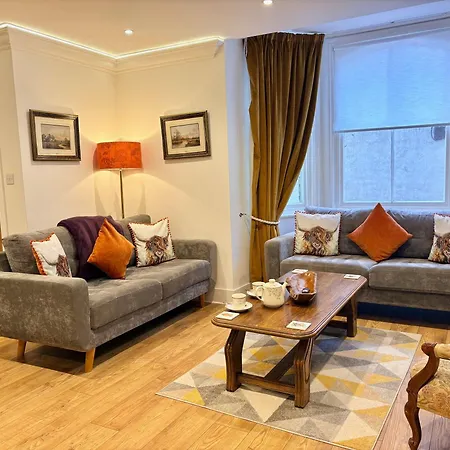 Luxury Centre - King Size Bed - Walk To Train Station & Attraction