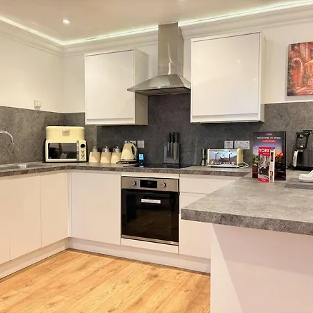 Luxury Centre - King Size Bed - Walk To Train Station & Attraction
