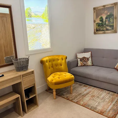 Luxury Centre - King Size Bed - Walk To Train Station & Attraction